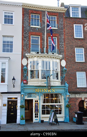 I monaci Wine Bar & Brarie, High Street, Old Portsmouth, Portsmouth, Hampshire, Inghilterra, Regno Unito Foto Stock