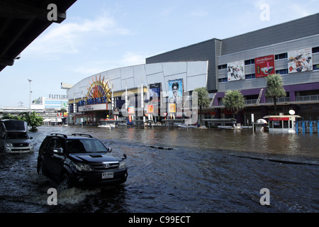 Guida auto in acque alluvionali su Phaholyothin Road , Pathum Thanni Provincia, Thailandia Foto Stock