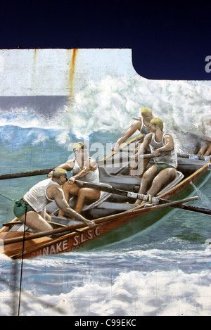 Surf life saving club pittura in barca sul lato di una strada principale edificio, Nuova Zelanda Foto Stock