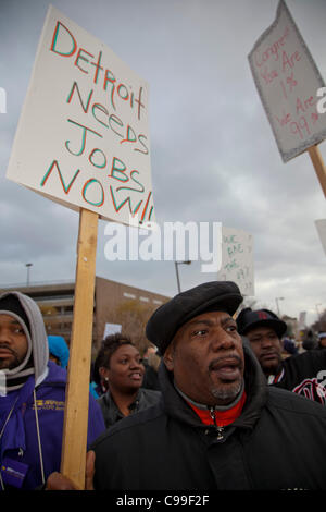 Detroit, Michigan - supportato da membri del servizio dipendenti Unione internazionale e la United Auto lavoratori, membri della "occupare' blocco del movimento uno sbriciolamento ponte per il passaggio della domanda del Presidente Obama's American Jobs Act. Foto Stock