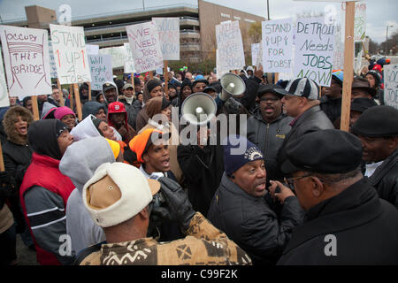 Detroit, Michigan - supportato da membri del servizio dipendenti Unione internazionale e la United Auto lavoratori, membri della "occupare' blocco del movimento uno sbriciolamento ponte per il passaggio della domanda del Presidente Obama's American Jobs Act. Foto Stock