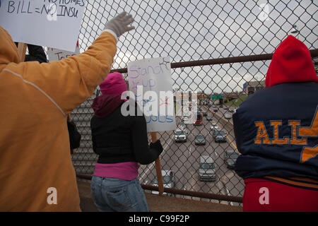 Detroit, Michigan - supportato da membri del servizio dipendenti Unione internazionale e la United Auto lavoratori, membri della "occupare' blocco del movimento uno sbriciolamento ponte per il passaggio della domanda del Presidente Obama's American Jobs Act. Foto Stock