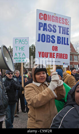 Detroit, Michigan - supportato da membri del servizio dipendenti Unione internazionale e la United Auto lavoratori, membri della "occupare' blocco del movimento uno sbriciolamento ponte per il passaggio della domanda del Presidente Obama's American Jobs Act. Foto Stock