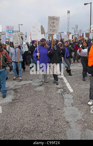 Detroit, Michigan - supportato da membri del servizio dipendenti Unione internazionale e la United Auto lavoratori, membri della "occupare' blocco del movimento uno sbriciolamento ponte per il passaggio della domanda del Presidente Obama's American Jobs Act. Foto Stock