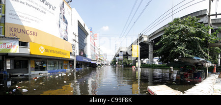 Acque alluvionali su Phaholyothin Road , Pathum Thanni Provincia, Thailandia Foto Stock