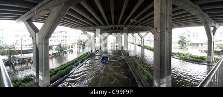 Acque alluvionali su Phaholyothin Road , Pathum Thanni Provincia, Thailandia Foto Stock