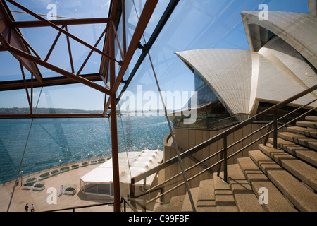 Affacciato sul Porto di Sydney dall'interno dell'Opera House. Sydney, Nuovo Galles del Sud, Australia Foto Stock
