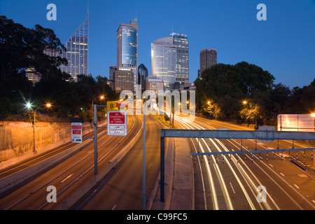 Vista lungo la Cahill Expressway fino al quartiere finanziario centrale di Sydney. Sydney, Nuovo Galles del Sud, Australia Foto Stock