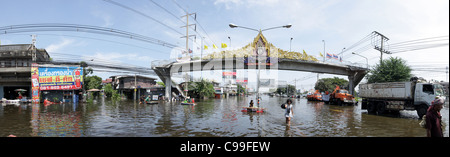 Acque alluvionali su street , Rangsit , Pathum Thanni Provincia, Thailandia Foto Stock