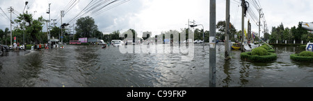 Acque alluvionali su Phaholyothin Road , Pathum Thanni Provincia, Thailandia Foto Stock