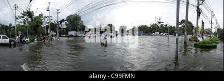 Acque alluvionali su Phaholyothin Road , Pathum Thanni Provincia, Thailandia Foto Stock