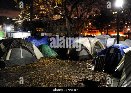 Con meno di 24 ore prima di Ontario Corte Superiore di Giustizia David Brown inizia audizione sulla città e sul suo tentativo di sfrattare occupano Toronto di manifestanti da St. James Park il venerdì 18 novembre, 2011, "la città all'interno di un parco' continua ad essere occupata da tende e alcuni manifestanti dedicato nonostante la sing Foto Stock