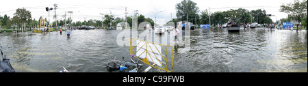 Acque alluvionali su Phaholyothin Road , Pathum Thanni Provincia, Thailandia Foto Stock