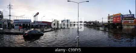 Acque alluvionali su Phaholyothin Road , Pathum Thanni Provincia, Thailandia Foto Stock