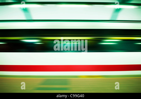 Il panning su un movimento veloce treno. Foto Stock