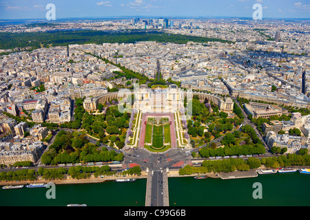 Vista dalla Torre Eiffel sulla Place de Varsovie, Pont d'Iena e Challiot Palace. Foto Stock