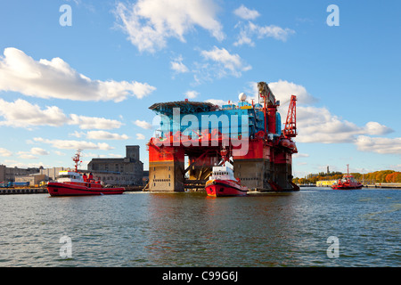 Piattaforma di traino in porto Foto Stock