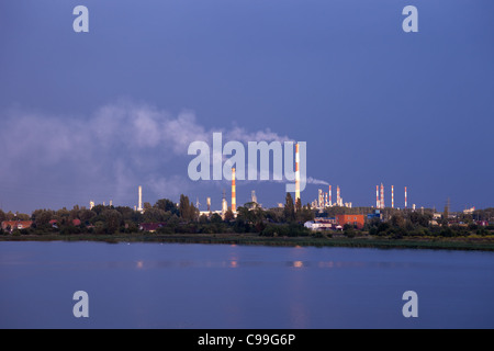 Pesante pesante nuvole temporalesche al di sopra della raffineria. Gdansk, Polonia. nuvole sopra la raffineria. Gdansk, Polonia. Foto Stock