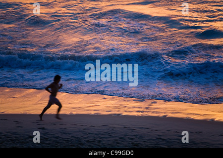 Jogging sulla spiaggia Bondi all'alba. Sydney, Nuovo Galles del Sud, Australia Foto Stock