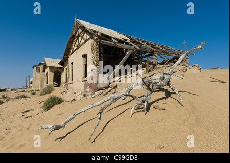 Kolmanskop ex miniera di diamanti del maestro abbandonato la casa in Namibia Foto Stock