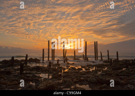 Cirrus cloud al tramonto le rovine del porto Molo Willunga ad Adelaide della periferia meridionale Foto Stock