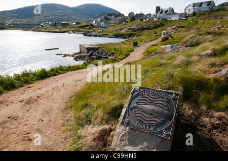 Un segno segna l'Aringa guidata a piedi intorno al porto di Castlebay sull'Isle of Barra nelle Ebridi Esterne Foto Stock