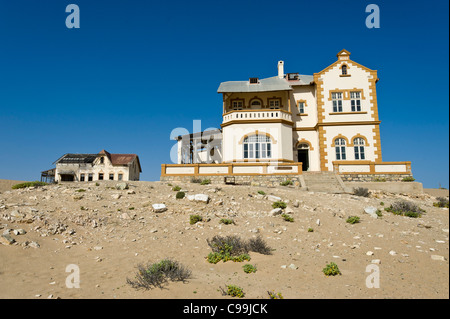 Case abbandonate in Kolmanskop un ex miniera di diamanti in Namibia Foto Stock