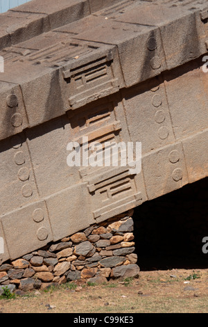 Dettaglio delle sculture a bassorilievo sul crollo di una grande stele giacente nel nord della stele Campo in Aksum, Nord dell'Etiopia. Foto Stock