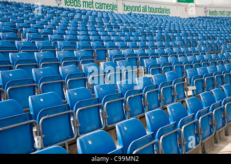 Posti a sedere sulla terrazza occidentale a Headingley Cricket Ground, Leeds Foto Stock