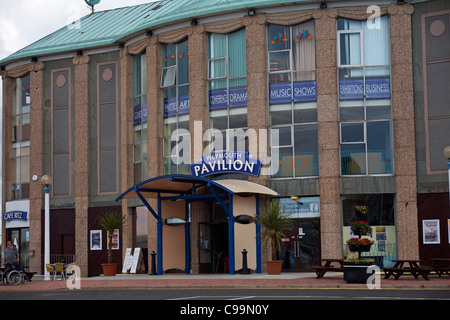 Weymouth Pavilion, che incorpora il Café Ritz e il Centro informazioni turistiche di Weymouth, Dorset UK nel mese di luglio Foto Stock