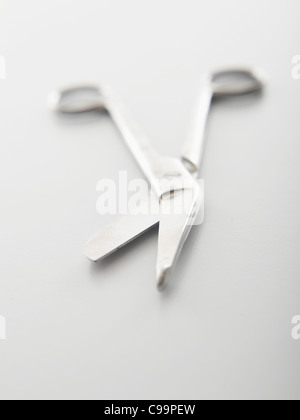 Forbici chirurgiche su sfondo bianco Foto Stock