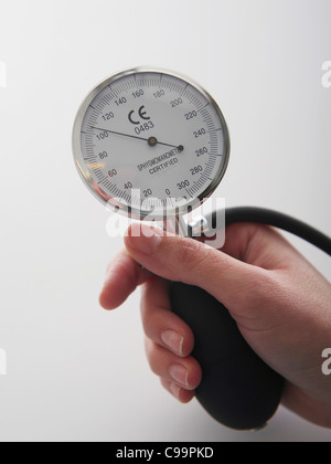 Medico tenendo il sangue manometro, close up Foto Stock