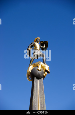 Simbolo di Giorgio che uccide il drago, Speyer, Renania-Palatinato, Germania, scultura Terminale per tenda sulla sommità del memoriale di guerra Foto Stock