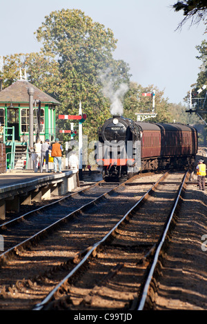 BR classe 9F n. 92203 'Principe Nero' arrivando a Holt con un treno sulla North Norfolk Railway (la linea di papavero) Foto Stock