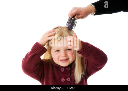 Spazzola per capelli spazzola per capelli ragazza avente la sua lunga spazzolato bionda intricato groviglio tirato male danneggiando il bambino ragazza madre toddler spazzolatura gr Foto Stock