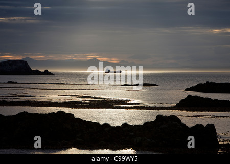 Preso da North Berwick guardando verso Fife una nave capi lungo il Firth of Forth in direzione est verso il Mare del Nord Foto Stock