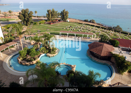 Piscina Capo Bay Hotel sulle rive del Mediterraneo, Protaras, Cipro Foto Stock