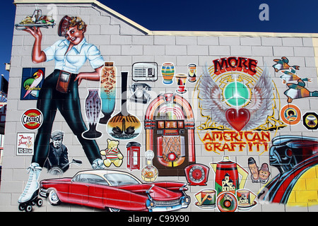 Murale colorato sulla parete esterna di un negozio nella strada principale. Manaia, Taranaki, Nuova Zelanda, Australasia Foto Stock
