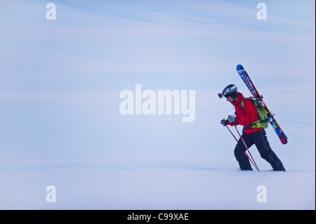 Austria, Zuers, giovane facendo il telemark su Arlberg Foto Stock