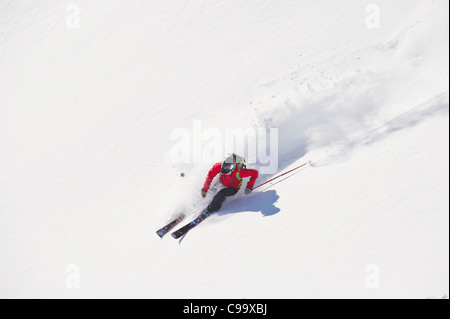 Austria, Zuers, giovane facendo il telemark su Arlberg Foto Stock