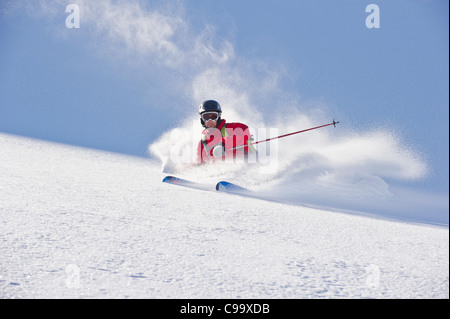 Austria, Zuers, giovane facendo il telemark su Arlberg Foto Stock