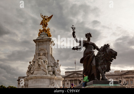 La regina Victoria Memorial con scuro patinato statua in bronzo di fronte a Buckingham Palace, St James's, London, Regno Unito Foto Stock