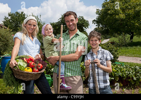 In Germania, in Baviera, Altenthann, Famiglia giardinaggio insieme in giardino Foto Stock