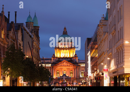 Regno Unito, Irlanda e Irlanda del Nord, Belfast, vista del municipio a Donegall Place Foto Stock