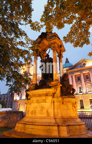 Regno Unito, Irlanda e Irlanda del Nord, Belfast, Federico Tempio Marchese di Dufferin memorial con il municipio in background Foto Stock