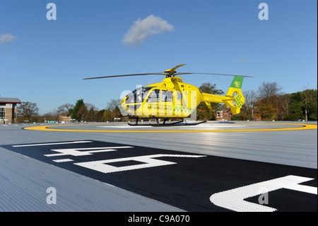 Southampton general hospital elicottero pad con un giallo Air Ambulance seduta su di esso Foto Stock