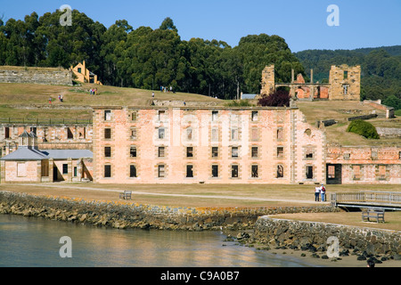 Vista su Mason Cove per la Penitenzieria e rovine presso il sito storico di Port Arthur. Port Arthur, Tasmania, Australia Foto Stock