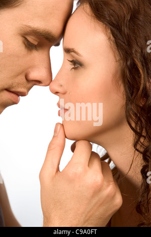 Giovane uomo consola il suo coniuge. donna con la lacrima sulla sua guancia Foto Stock