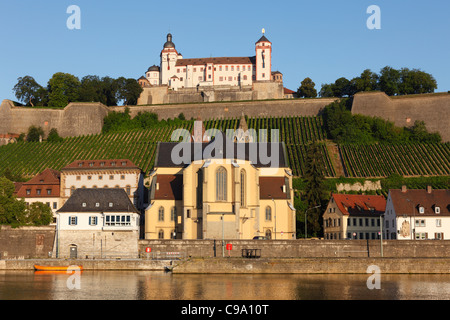 In Germania, in Baviera, Wuerzburg, vista della chiesa e Fortezza di Marienberg Foto Stock