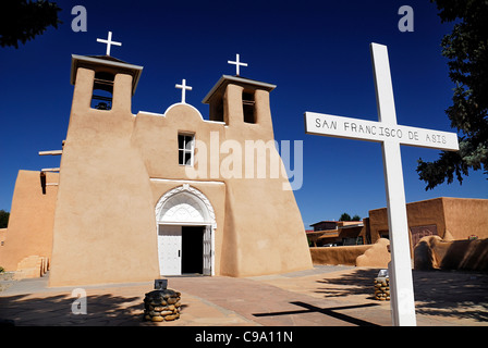 Stati Uniti d'America, Nuovo Messico, UAT stile Adobe chiesa della missione di San Francisco de Asis e rabboccato con croci bianche. Foto Stock